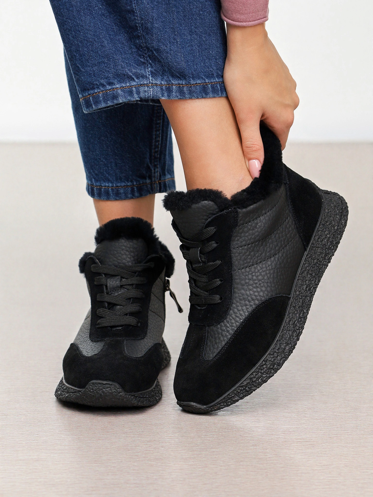 Кроссовки комбинированные черного цвета на низкой подошве